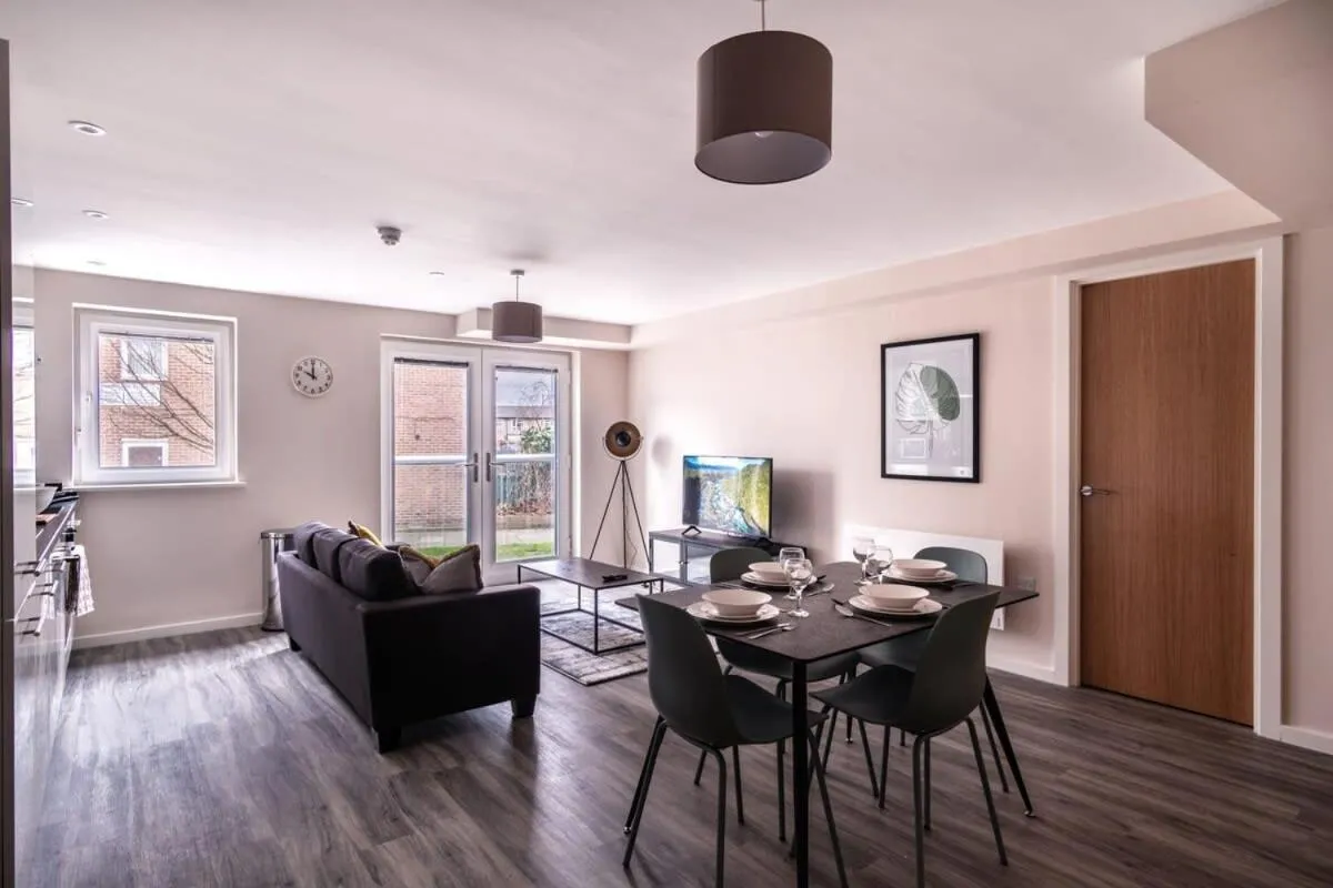 Image 5 of Spacious 2 Bedroom Apartment in Manchester