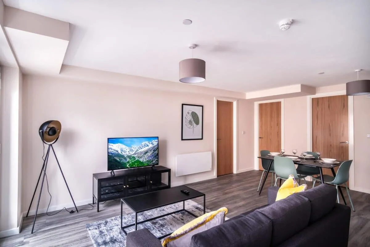 Image 6 of Spacious 2 Bedroom Apartment in Manchester