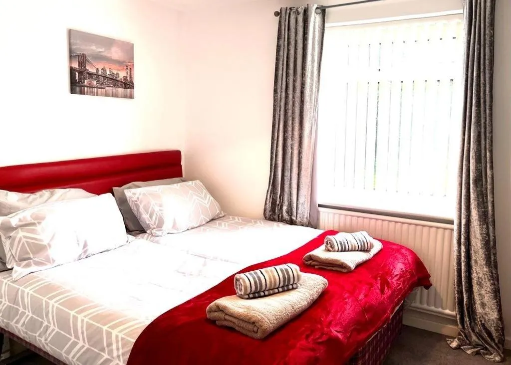 Image 1 of Spacious 3 Bedroom House – Sleeps 5