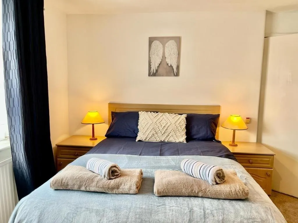 Image of Spacious 3 Bedroom House – Sleeps 5