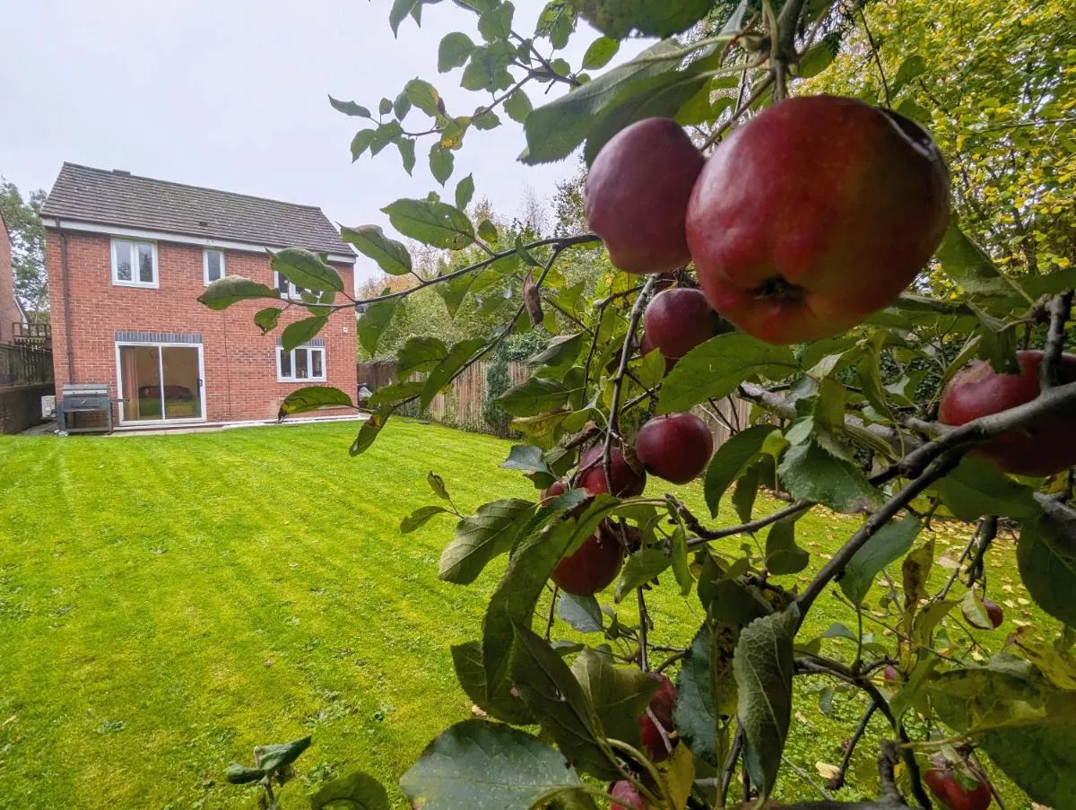 Image 2 of Spacious 4 Bed Riverside Home