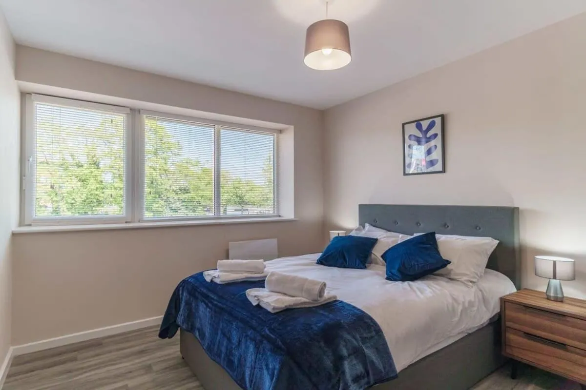 Image 3 of Spacious & Bright 2 Bed Apartment Manchester