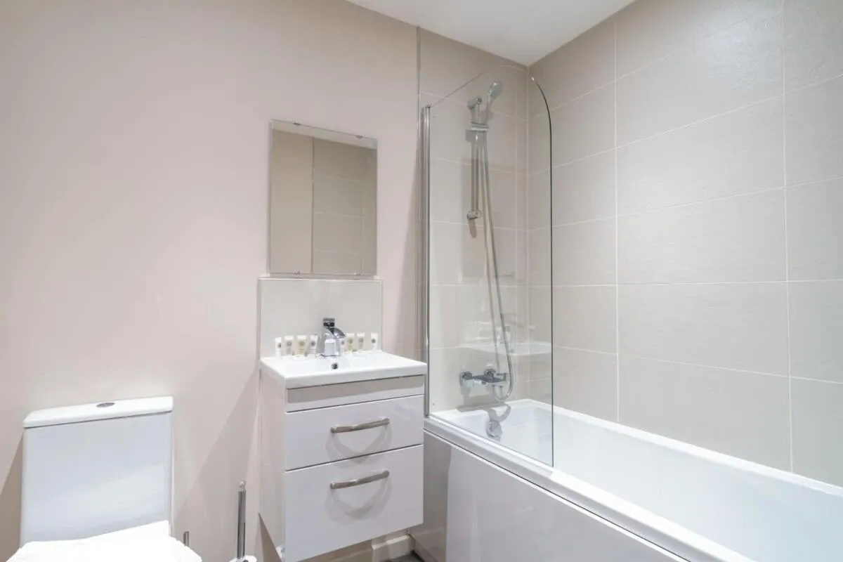 Image 4 of Spacious & Bright 2 Bed Apartment Manchester