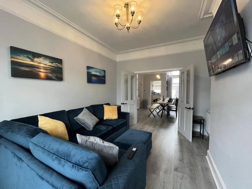 Image of Spacious home sleeps 8 Nr Etihad Coop Live & City