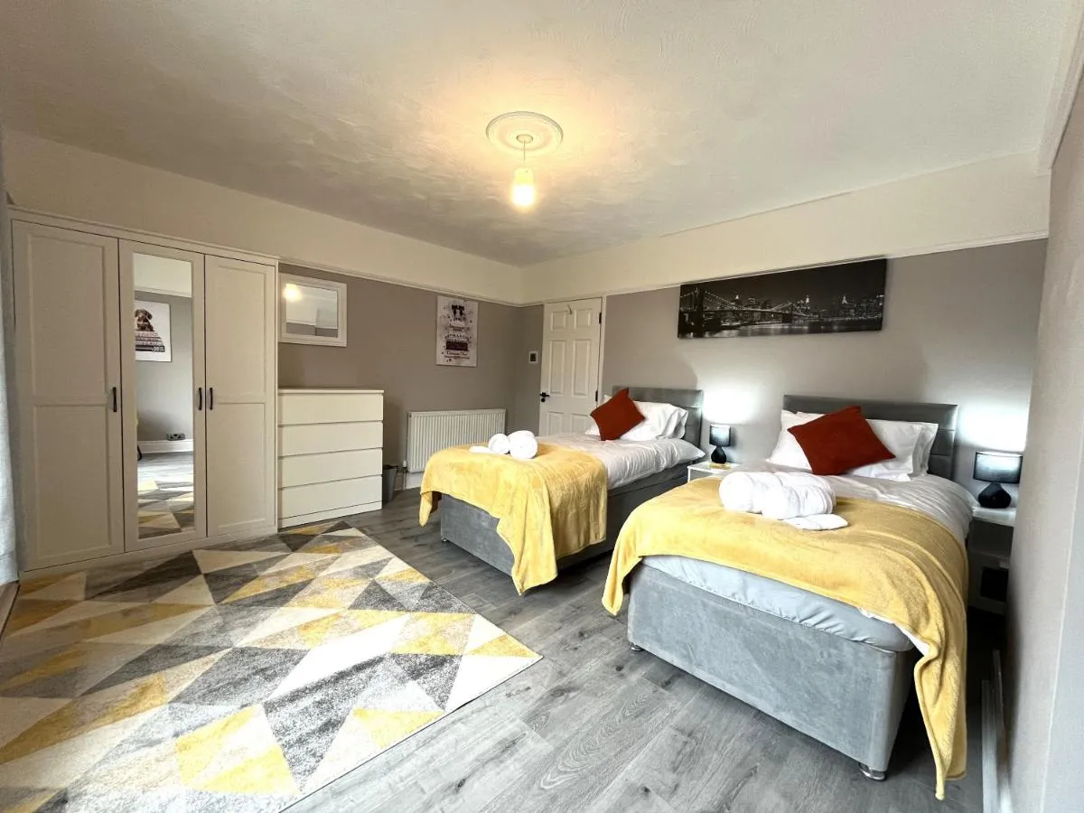 Image 2 of Spacious home sleeps 8 Nr Etihad Coop Live & City