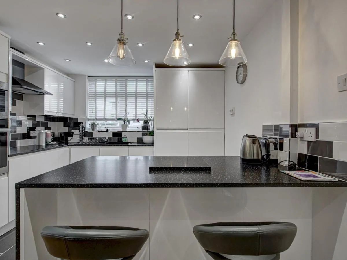 Image 1 of Stunning 1 bed apartment with parking Pass the Keys