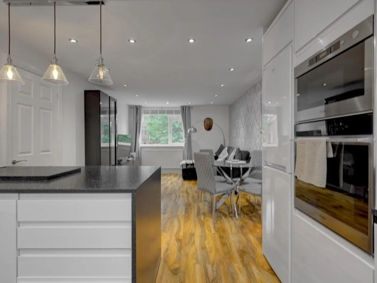 Image 2 of Stunning 1 bed apartment with parking Pass the Keys