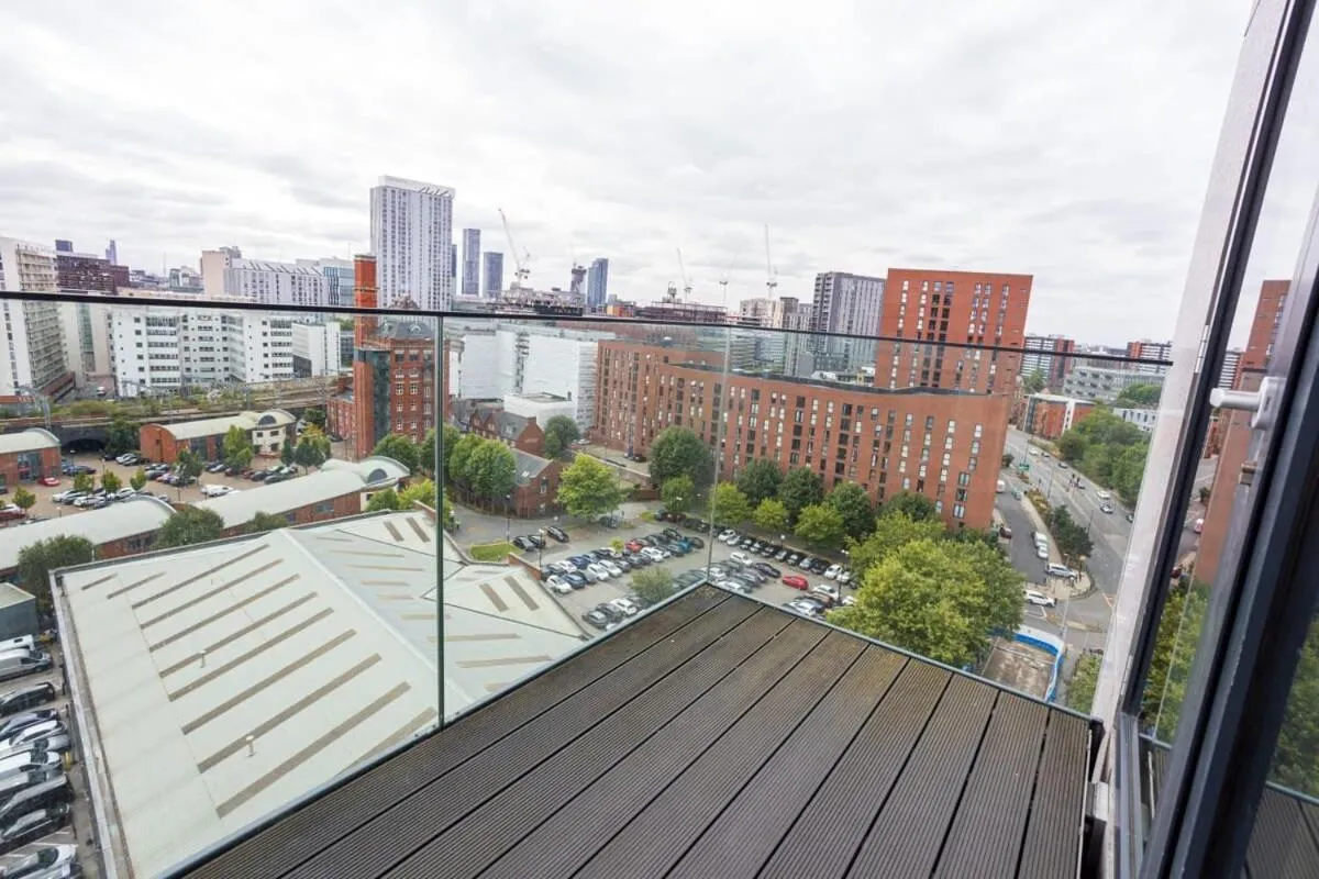 Image 2 of Stunning 2 Bedroom Apartment Manchester