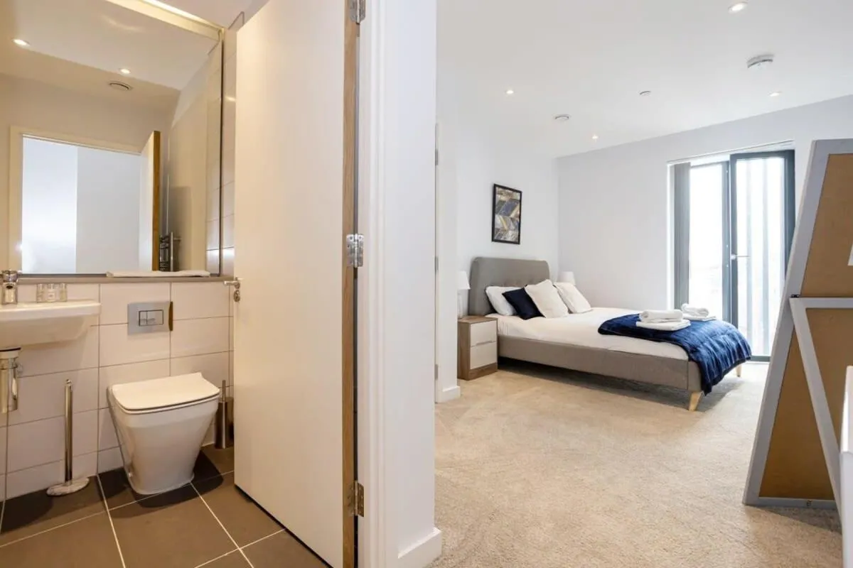 Image 4 of Stunning 2 Bedroom Apartment Manchester