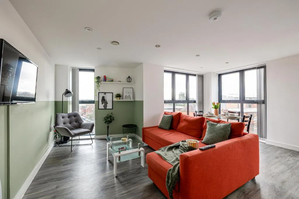 Image of Stunning 2 bed apt with free parking close to CC