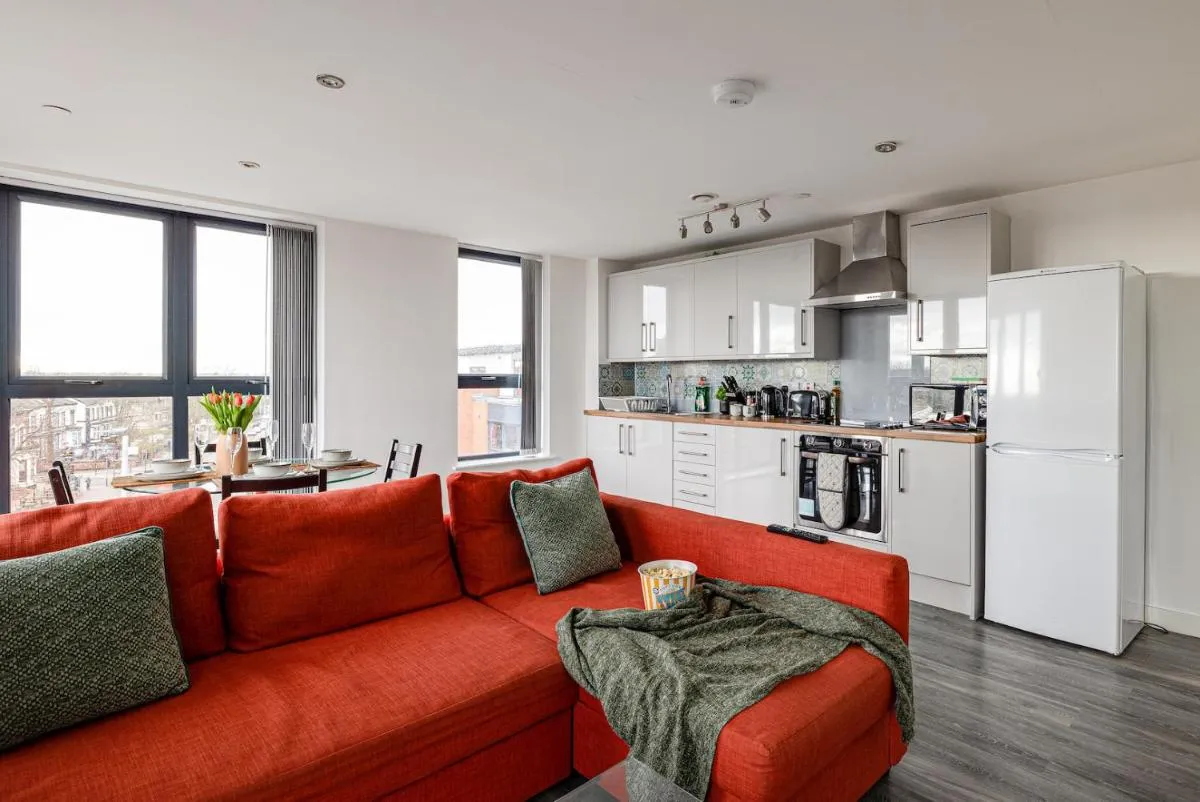 Image 2 of Stunning 2 bed apt with free parking close to CC