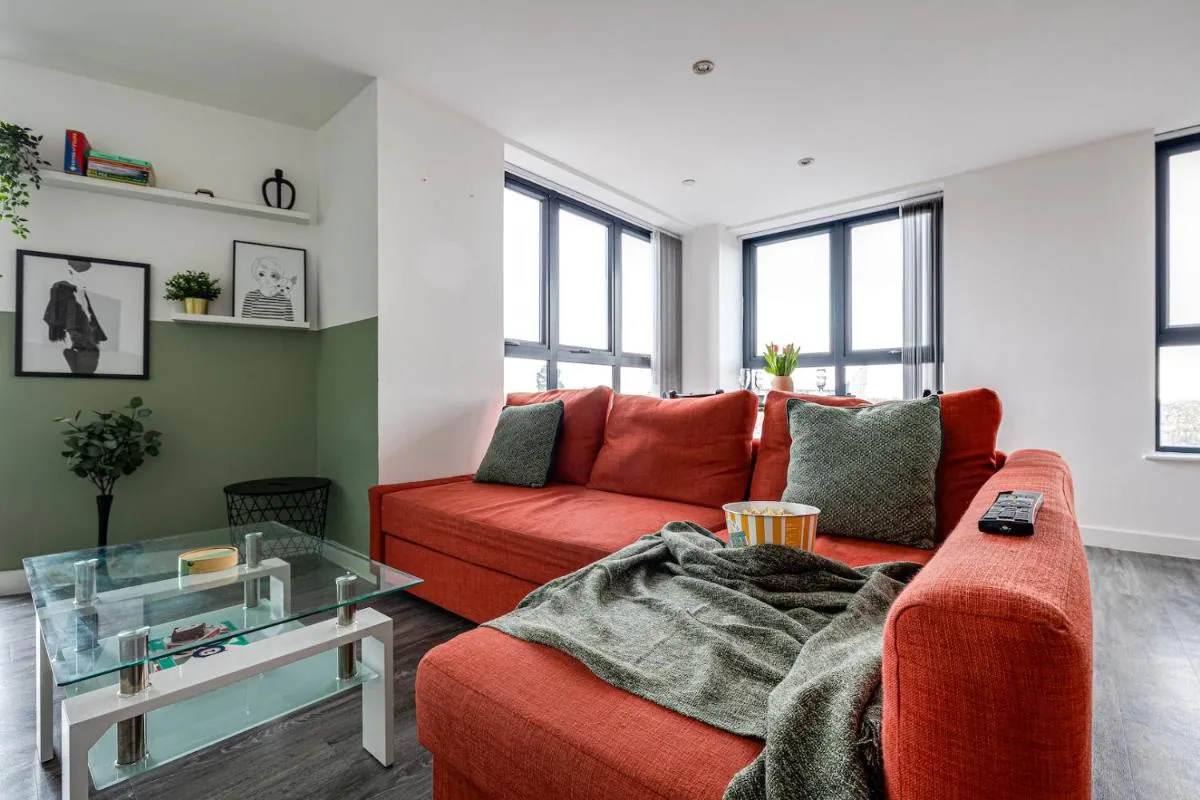 Image 3 of Stunning 2 bed apt with free parking close to CC