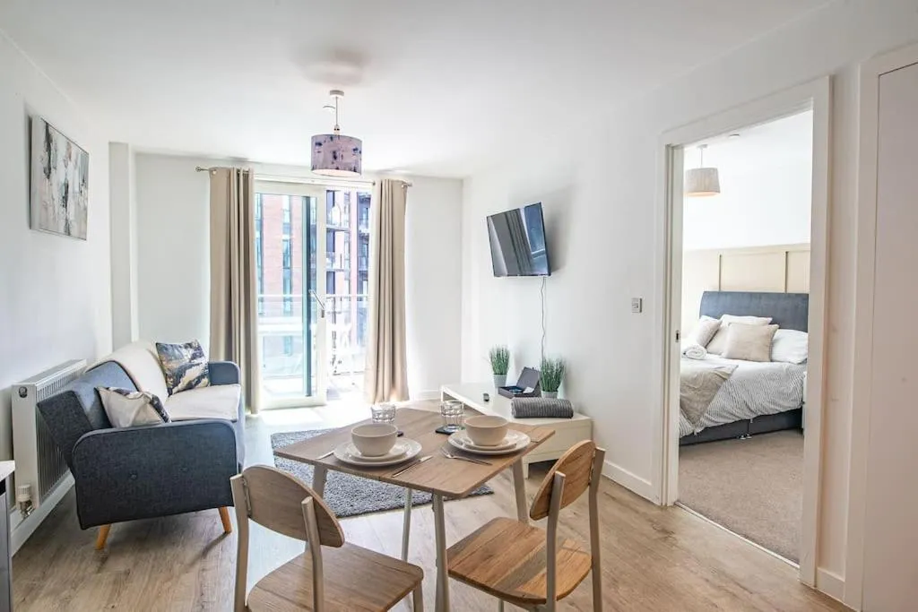 Image of Stunning City Centre Apartment , Sleeps 3, Balcony, Smart TVs