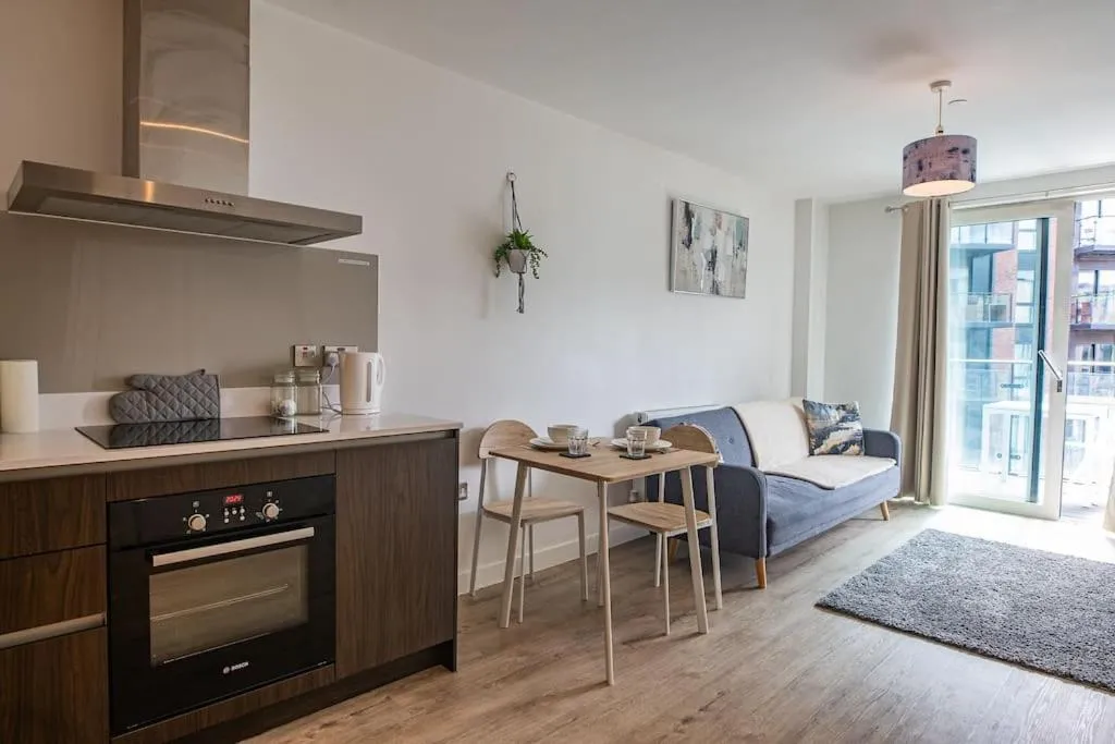 Image 2 of Stunning City Centre Apartment , Sleeps 3, Balcony, Smart TVs