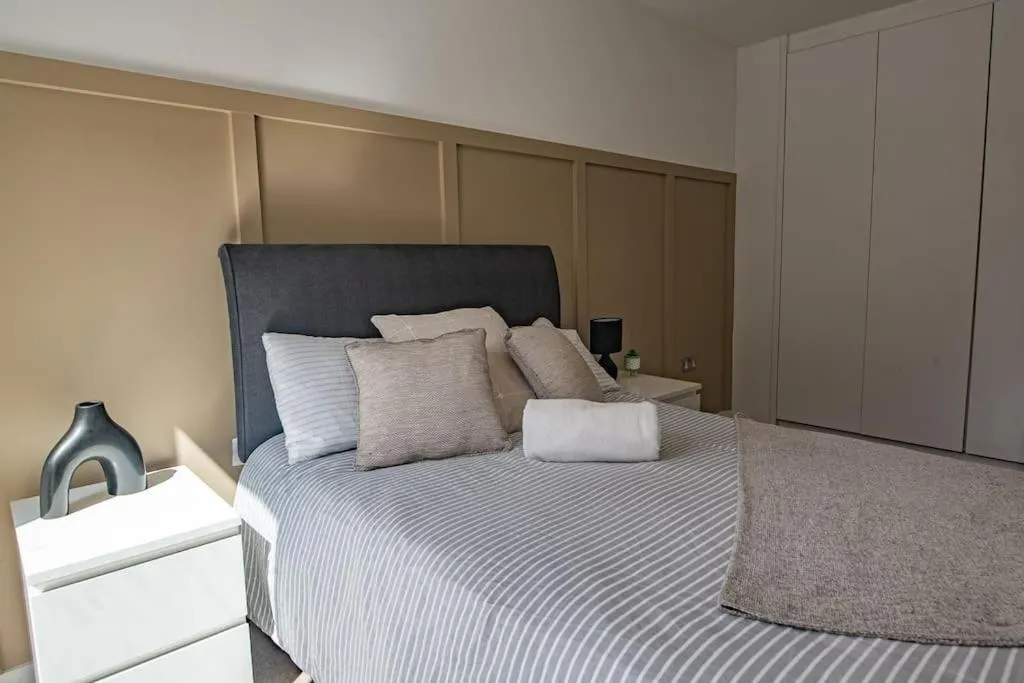 Image 3 of Stunning City Centre Apartment , Sleeps 3, Balcony, Smart TVs