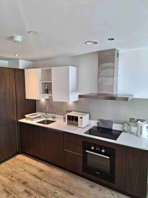 Image 4 of Stunning City Centre Apartment , Sleeps 3, Balcony, Smart TVs