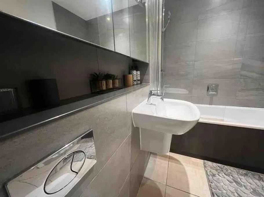 Image 5 of Stunning City Centre Apartment , Sleeps 3, Balcony, Smart TVs