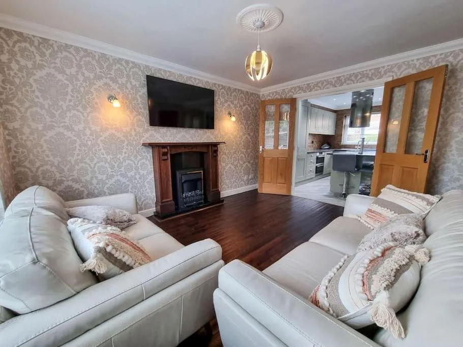 Image 2 of Stunning Family home close to the city centre