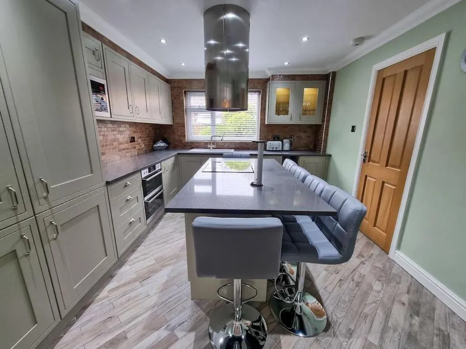 Image 3 of Stunning Family home close to the city centre