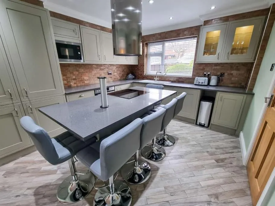 Image 4 of Stunning Family home close to the city centre