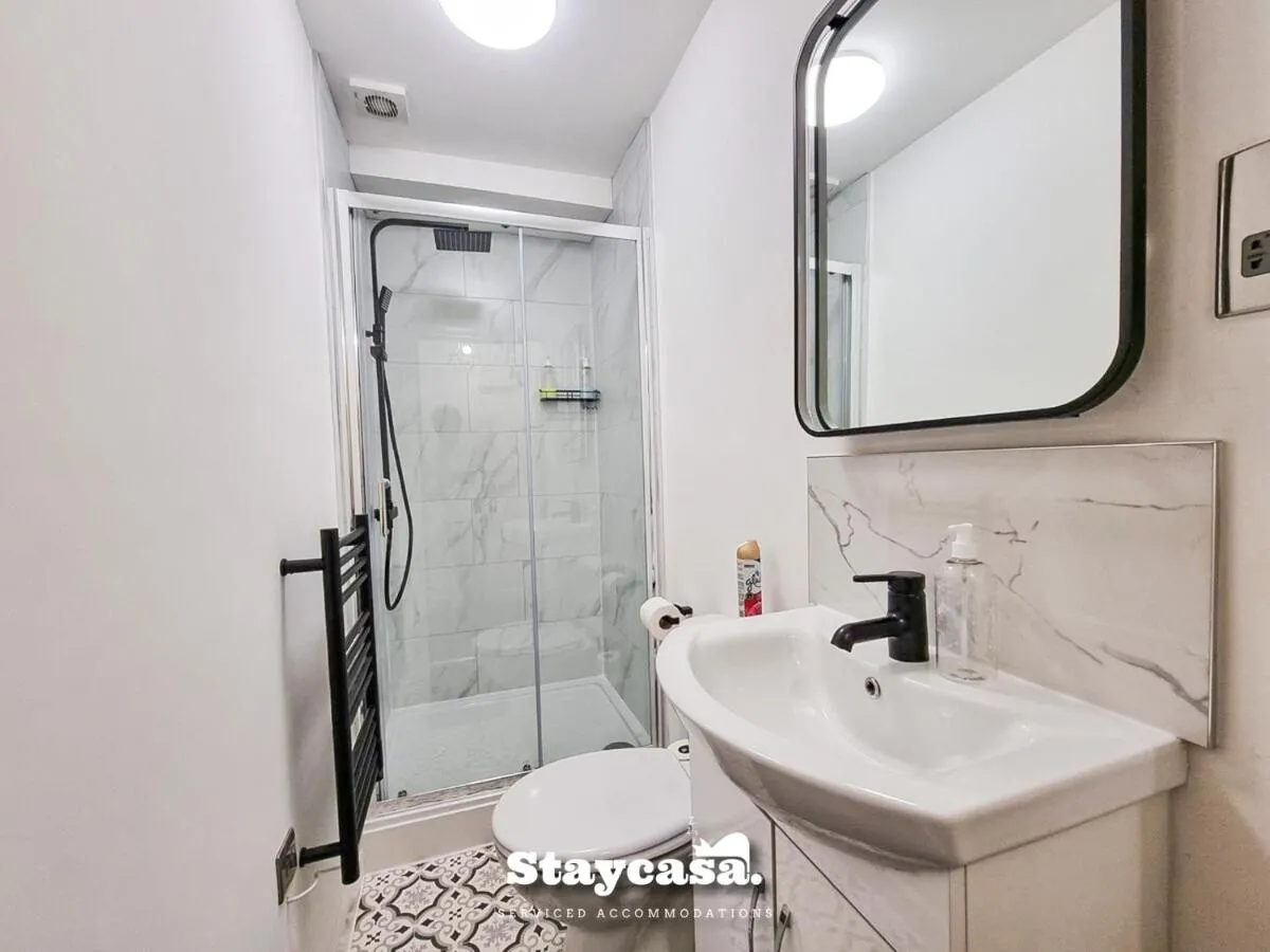 Image 3 of Stylish 9 Bedrm House, Fast Wifi, Free Parking