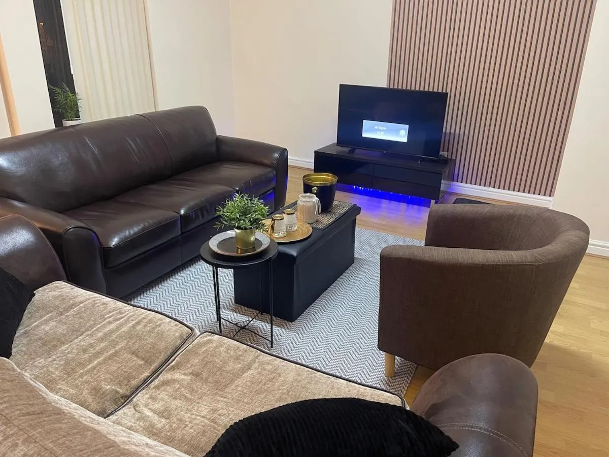 Image 2 of Stylish Large 3 Bedroom Apartment in Manchester