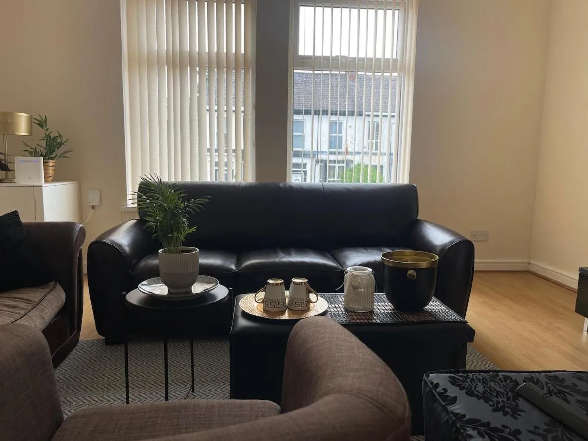 Image 5 of Stylish Large 3 Bedroom Apartment in Manchester