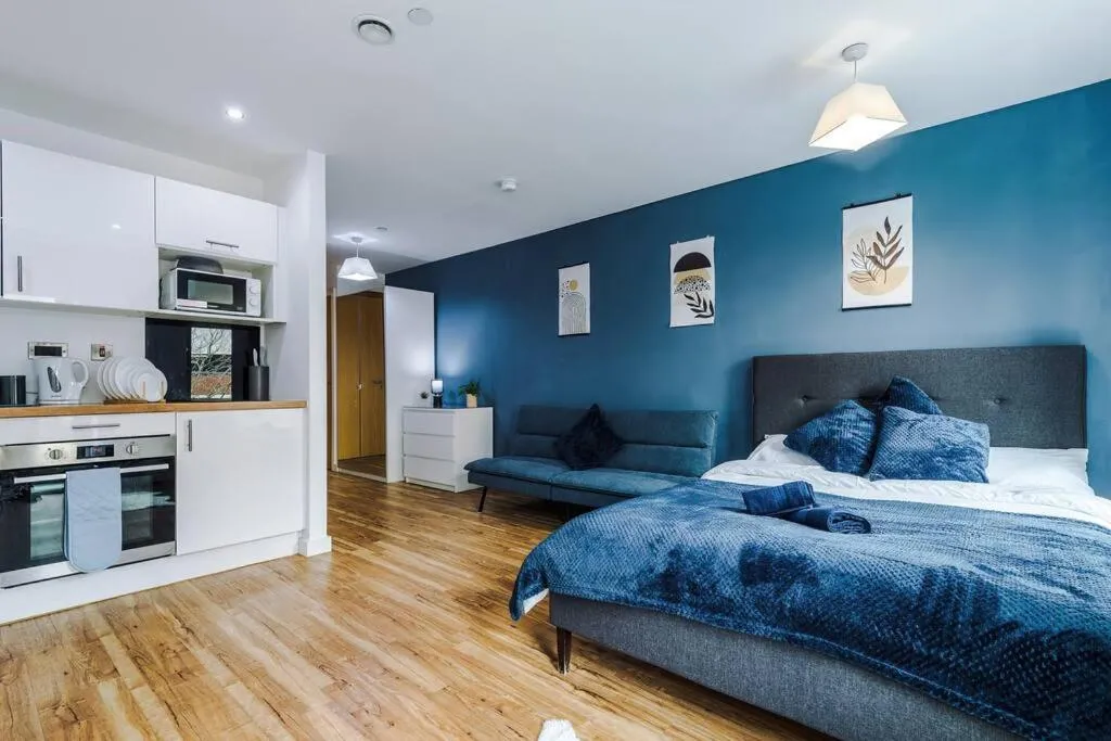 Image of Stylish Media City Studio, Sleeps 3, Darts Board, Smart TV, Long Term Disc