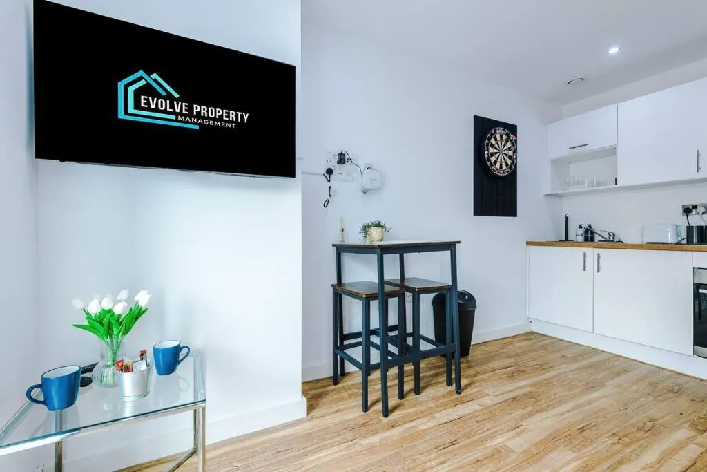 Image 3 of Stylish Media City Studio, Sleeps 3, Darts Board, Smart TV, Long Term Disc