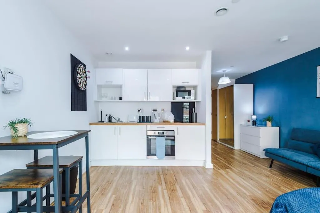 Image 5 of Stylish Media City Studio, Sleeps 3, Darts Board, Smart TV, Long Term Disc
