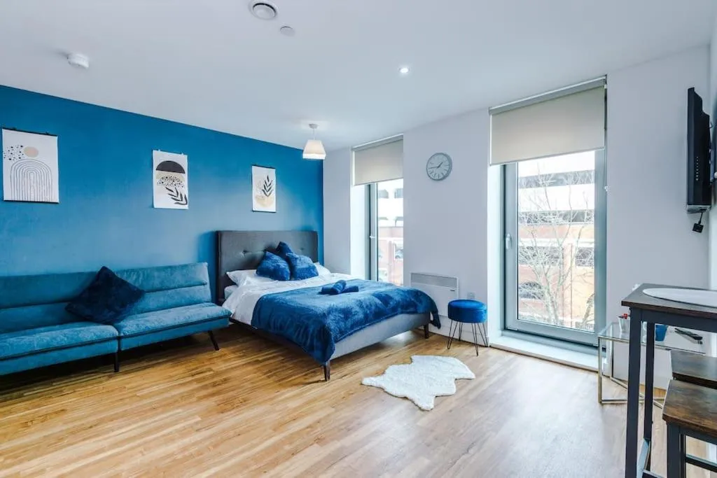Image 2 of Stylish Media City Studio, Sleeps 3, Darts Board, Smart TV, Long Term Disc