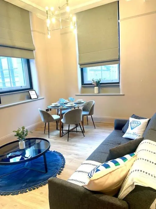 Image 3 of Swanky Stylish Space