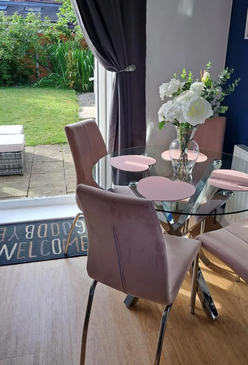 Image 3 of The Heart – Cosy 3 bedroom house with double driveway and Garden in Manchester