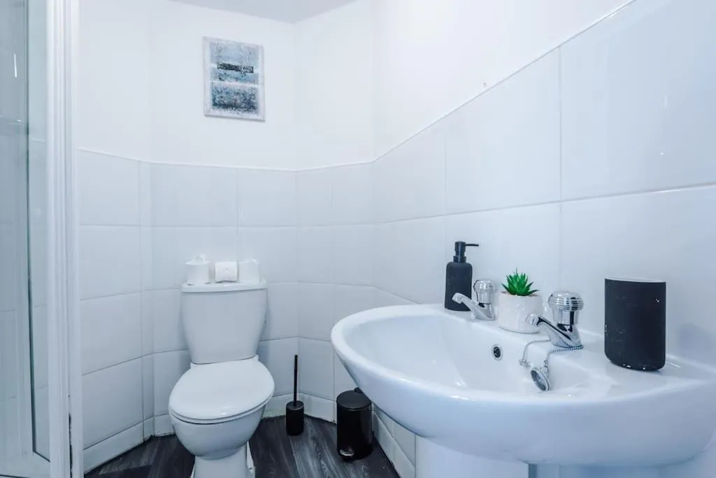 Image 5 of The Salford Luxe by Parydise Properties – 2-Bed City-View Gem – Business-Ready, Leisure-Friendly