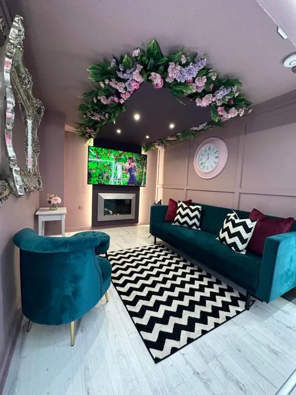 Image of The Ultimate Hen Suite with Bar & Makeup Room