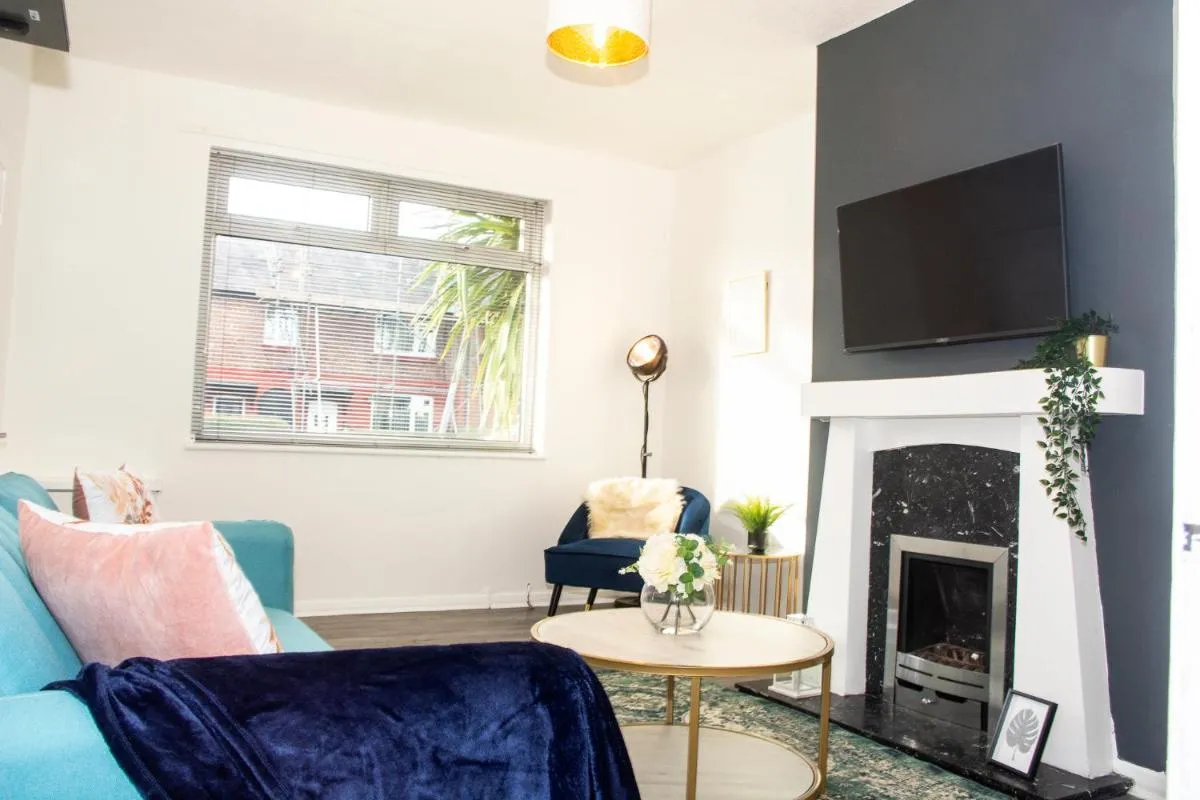 Image 2 of Trafford House – Stylish 3-bed home with private parking