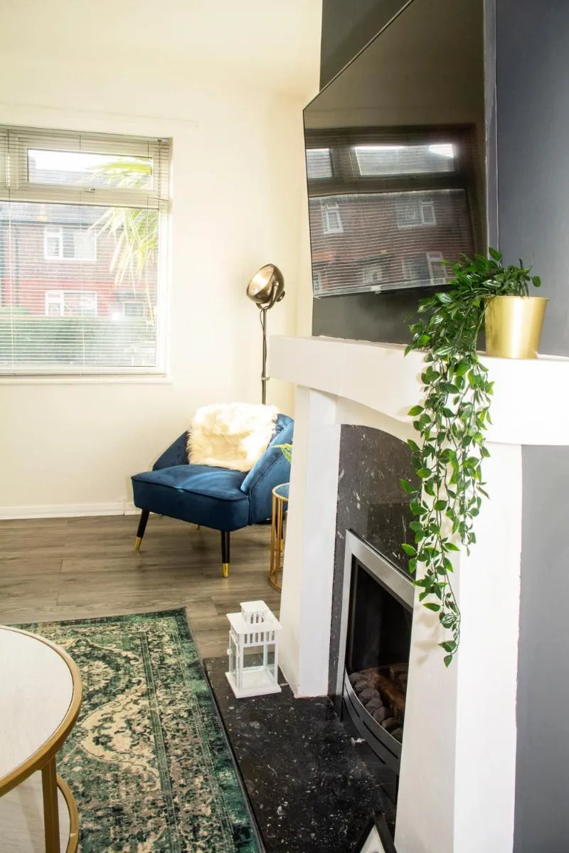 Image 3 of Trafford House – Stylish 3-bed home with private parking