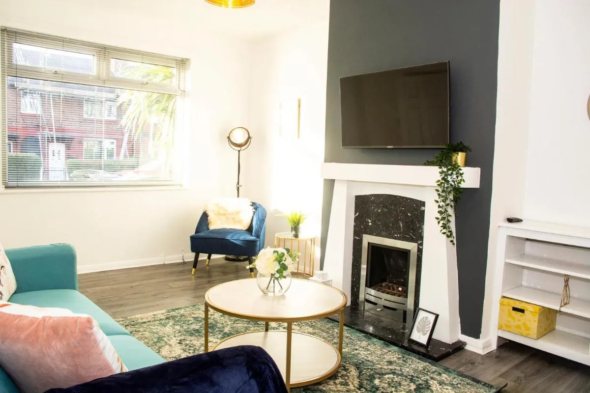 Image 6 of Trafford House – Stylish 3-bed home with private parking
