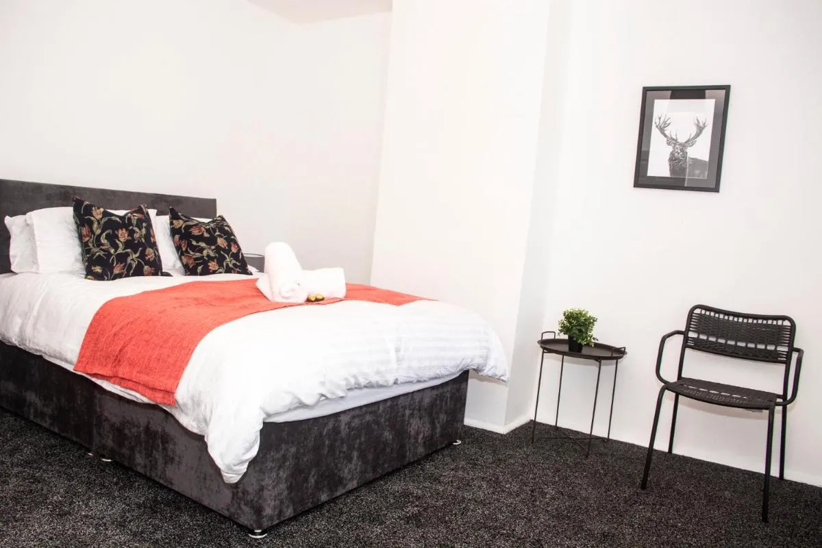 Image 1 of Trafford House – Stylish 3-bed home with private parking