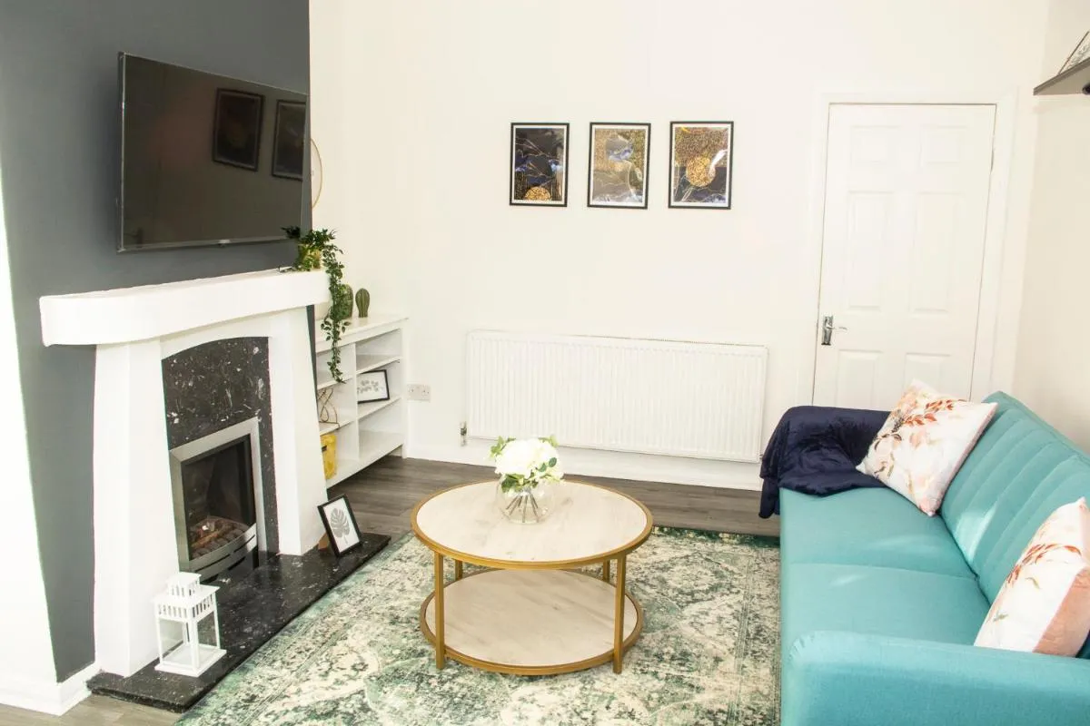 Image 5 of Trafford House – Stylish 3-bed home with private parking