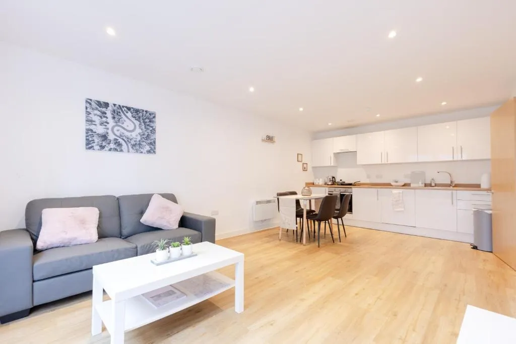 Image of Warm 2 Bedroom Apartment 15 min Walk to Etihad Stadium and City Center