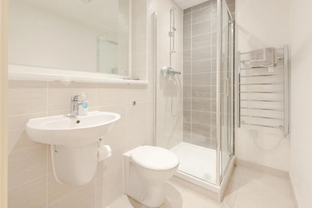 Image 2 of Warm 2 Bedroom Apartment 15 min Walk to Etihad Stadium and City Center