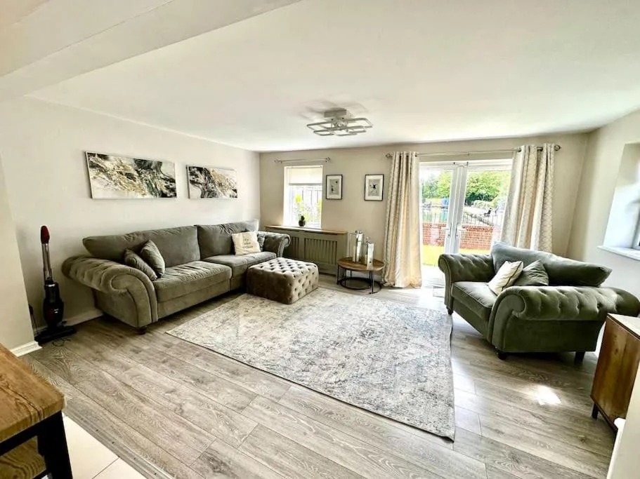 Image 1 of Waterside MUFC & Trafford Centre Townhouse 4 BR FREE Parking