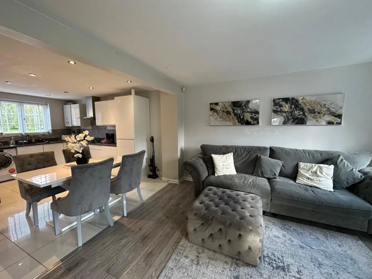 Image 2 of Waterside MUFC & Trafford Centre Townhouse 4 BR FREE Parking